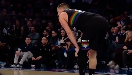 赛事比分-让人揪心！约基奇无对抗应力性摔倒&amp;掘金喊暂停 好在无碍继续打